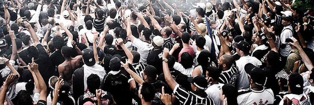 Corinthianos na Praça Campo de Bagatele Torcedores do Corinthians cumprimentam a equipe campeã do mundo em 2013