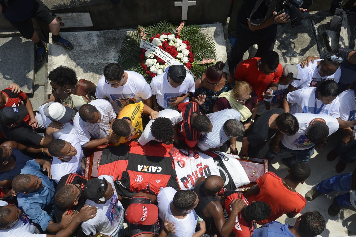 Tânia Rêgo/Agência Brasil Sepultamento do corpo do goleiro do Flamengo, Christian Esmério, de 15 anos, no Cemitério de Irajá. O atleta foi um dos 10 mortos no incêndio de sexta-feira (8) em um dos alojamentos do Ninho do Urubu.