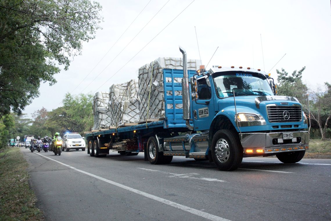 Caminhões chegam a um armazém, em Cúcuta, na Colômbia, onde a ajuda humanitária internacional para a Venezuela será armazenada perto da fronteira entre a Colômbia e a Venezuela.