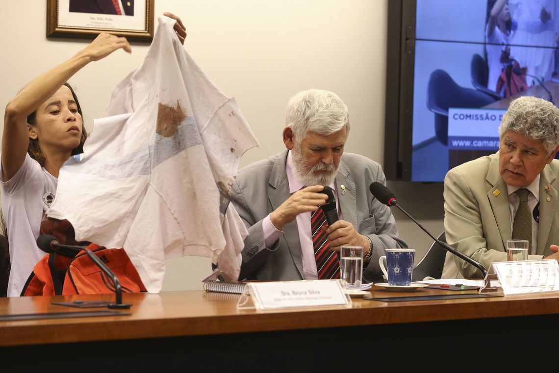 Valter Campanato/Agência Brasil A senhora Bruna Silva, mãe do estudante Marcus Vinícius, morto no Complexo da Maré, o presidente da CDMH, deputado Luis Couto e o deputado Chico Alencar durante reunião da Comissão de Direitos Humanos e Minorias da Câmara dos Deputados.