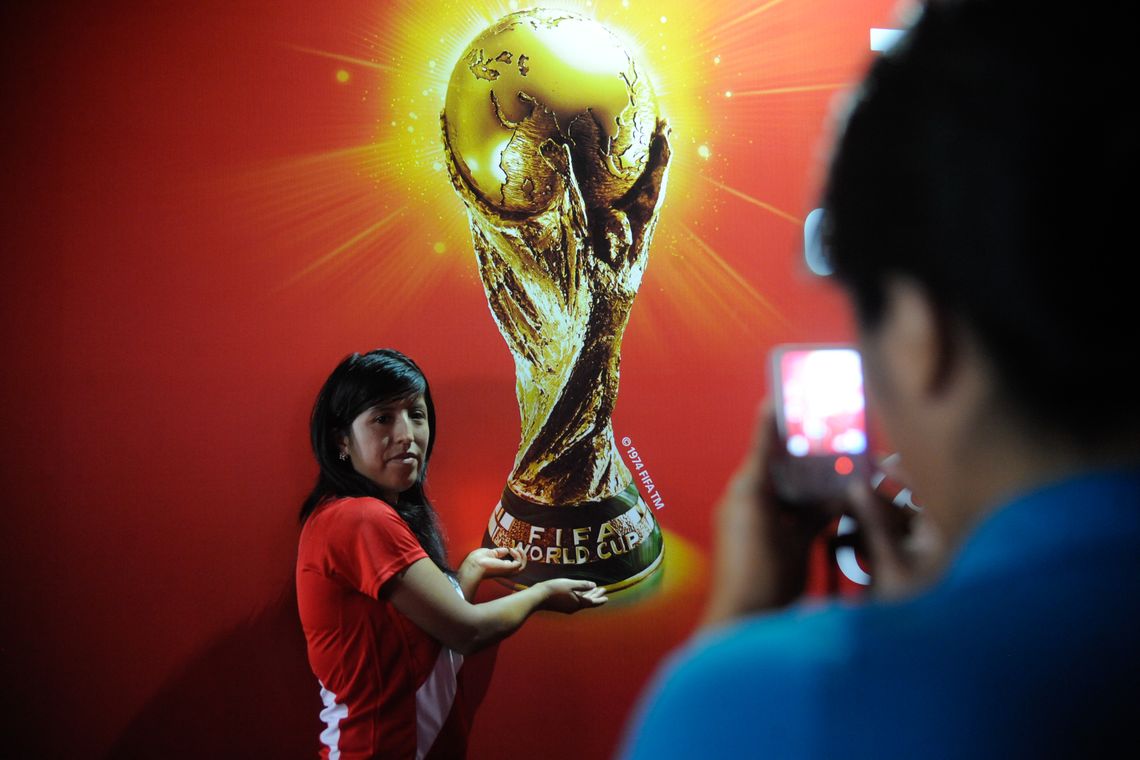 Tânia Rêgo/Agência Brasil Depois de passar por cerca de 80 países, o troféu da Copa do Mundo de 2014 chegou ontem (21) ao Rio de Janeiro, aonde ficará exposta até o próximo dia 25 no Maracanã (Tânia Rêgo/Agência Brasil)