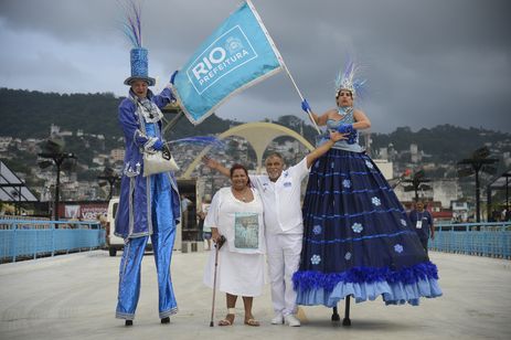 O presidente da Riotur, Marcelo Alves, e a família de Candonga, guardiã da chave da cidade, fazem entrega ao Rei Momo para abertura do desffiles no Sambódromo, na Marquês de Sapucaí.