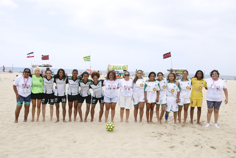 Mulheres jogam futebol na praia de Copacabana como parte do Outubro Rosa, promovido pela Comissão de Defesa dos Direitos da Mulher da ALERJ