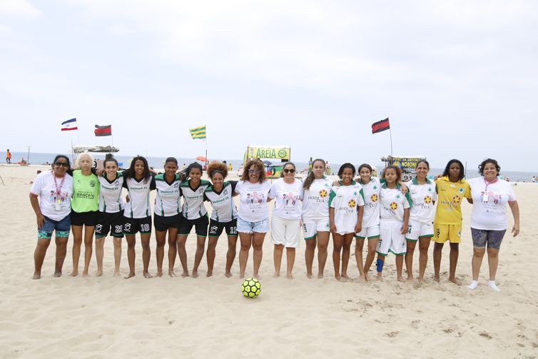  Mulheres jogam futebol na praia de Copacabana como parte do Outubro Rosa, promovido pela Comissão de Defesa dos Direitos da Mulher da ALERJ