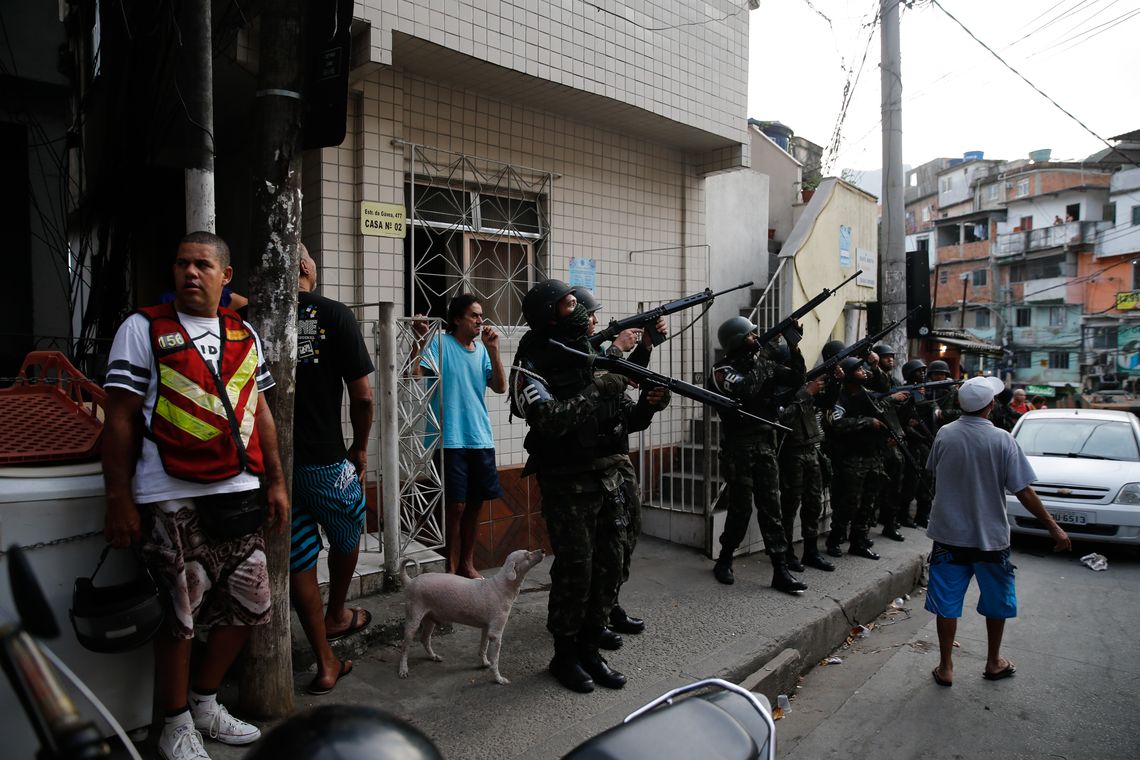 Fernando Frazão/Agência Brasil Rio de Janeiro - Militares fazem operação na favela da Rocinha após guerra entre quadrilhas rivais de traficantes pelo controle da área (Fernando Frazão/Agência Brasil)
