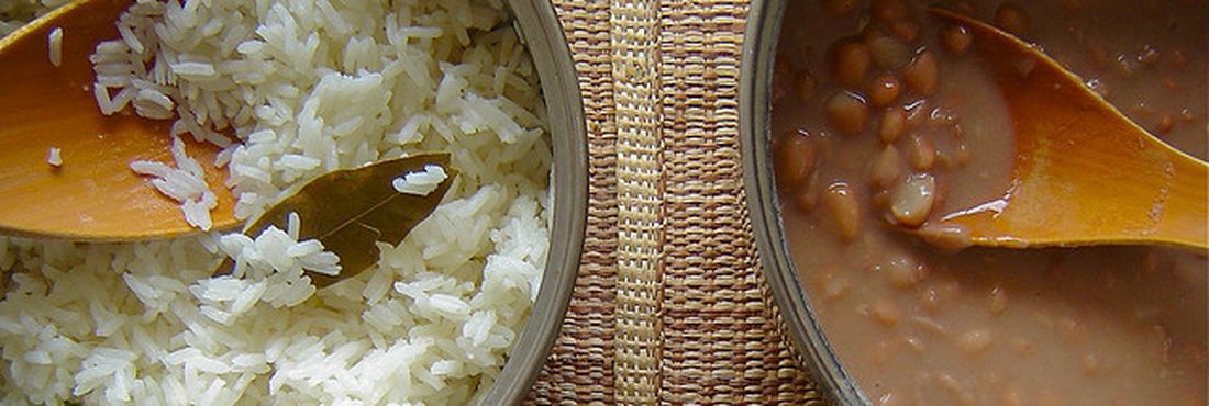 Arroz e Feijão Os itens que mais subiram são: arroz e feijão (de 3,95% para 5,38%).