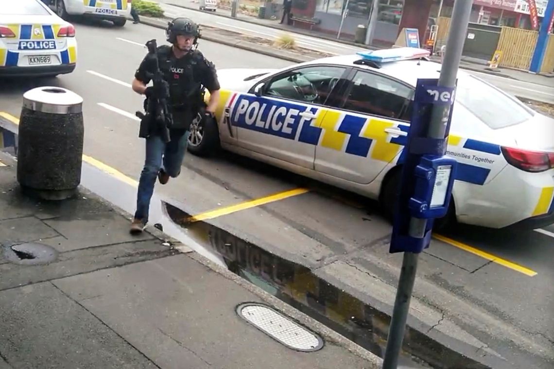 PolÃ­cia responde a tiro perto de mesquita em ChristchurchImagens de mÃ­dia social mostram policiais armados respondendo a disparos perto da Mesquita da Avenida Linwood, em Christchurch