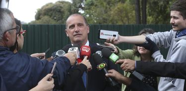 O ministro da Casa Civil, Onyx Lorenzoni, fala à imprensa, após reunião, com o presidente da Câmara dos Deputados, Rodrigo Maia