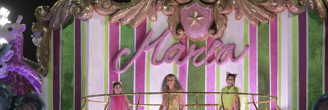 Maria Bethânia desfila como destaque da Mangueira. Cantora foi homenageada da escola no Carnaval 2016 pelos 50 anos de carreira Maria Bethânia desfila como destaque da Mangueira. Cantora foi a homenageada da escola no carnaval 2016 pelos 50 anos de carreira