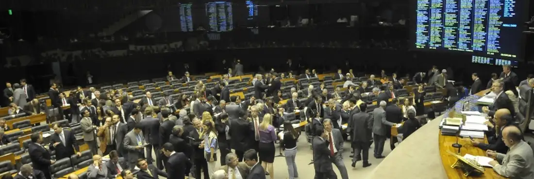 LDO prevê salário mínimo de R$ 667,75 no ano que vem Plenário da Câmara dos Deputados