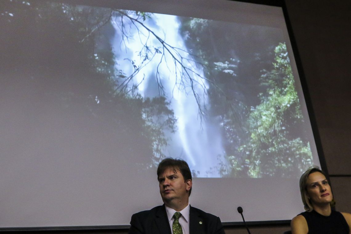 Valter Campanato/Agência Brasil O ministro do Desenvolvimento Regional, Gustavo Canuto, e a presidente da ANA, Christianne Dias, durante abertura do Encontro Nacional de Gestão de Recursos Hídricos e Revitalização de Bacias Hidrográficas, em Brasília.