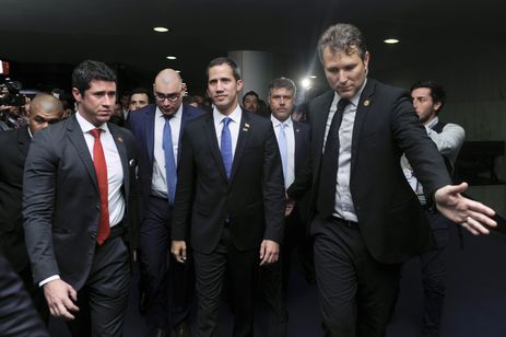 O autoproclamado presidente interino da Venezuela, Juan Guaidó, chega para encontro com o presidente do Senado, Davi Alcolumbre.