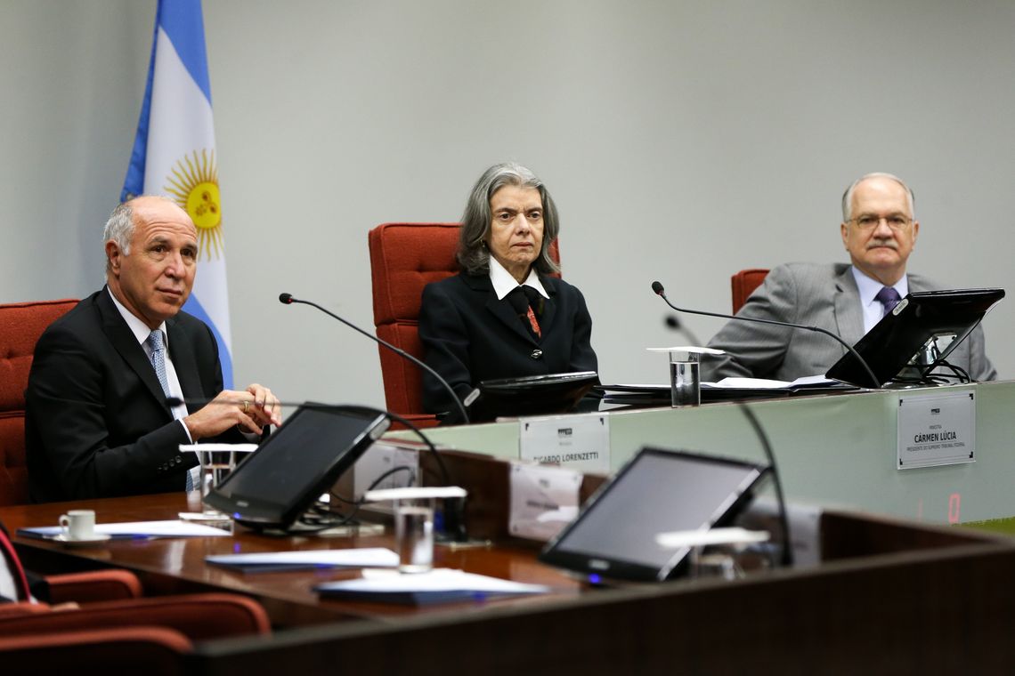 Marcelo Camargo/Agência Brasil Brasília - O presidente da Corte Suprema da Argentina, Ricardo Lorenzetti, a presidente do STF, Cármen Lúcia, e o ministro do STF Edson Fachin durante a palestra Audiências Públicas, Participação Social e Implementação de Direitos