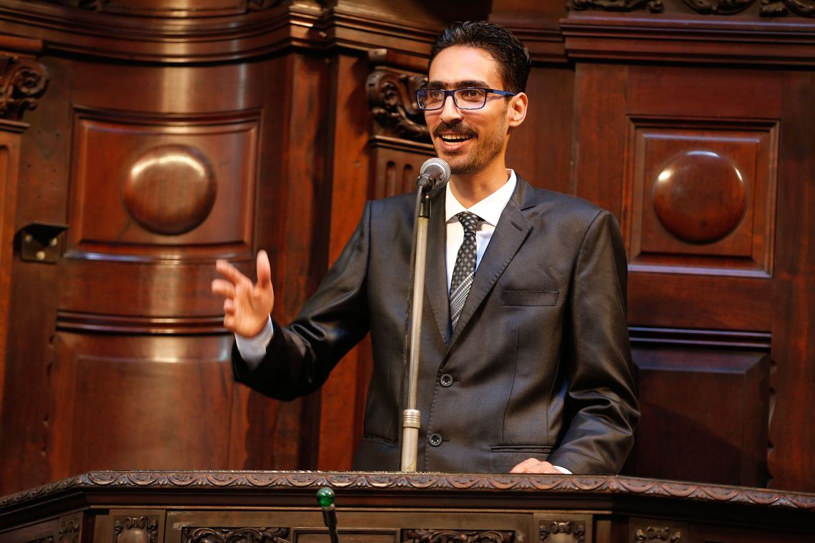 Tânia Rêgo/Agência Brasil Rio de Janeiro - Mohamed Ali Kenawy, imigrante sírio agredido em Copacabana recebe o título de cidadão fluminense, no Palácio Tiradentes, sede da Assembleia Legislativa do Estado do Rio de Janeiro (Tânia Rêgo/Agência Brasil)