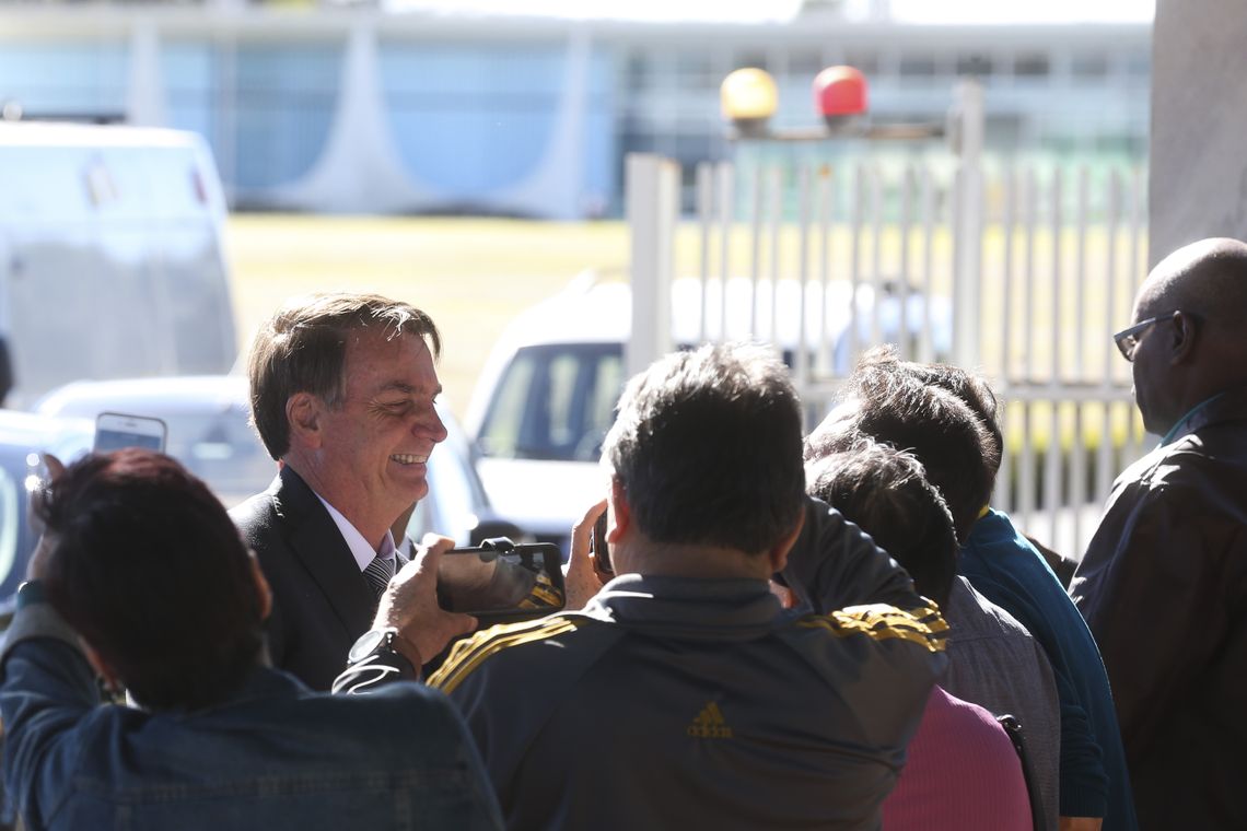 Presidente Jair Bolsonaro, fala Ã  imprensa ao sair do PalÃ¡cio da Alvorada