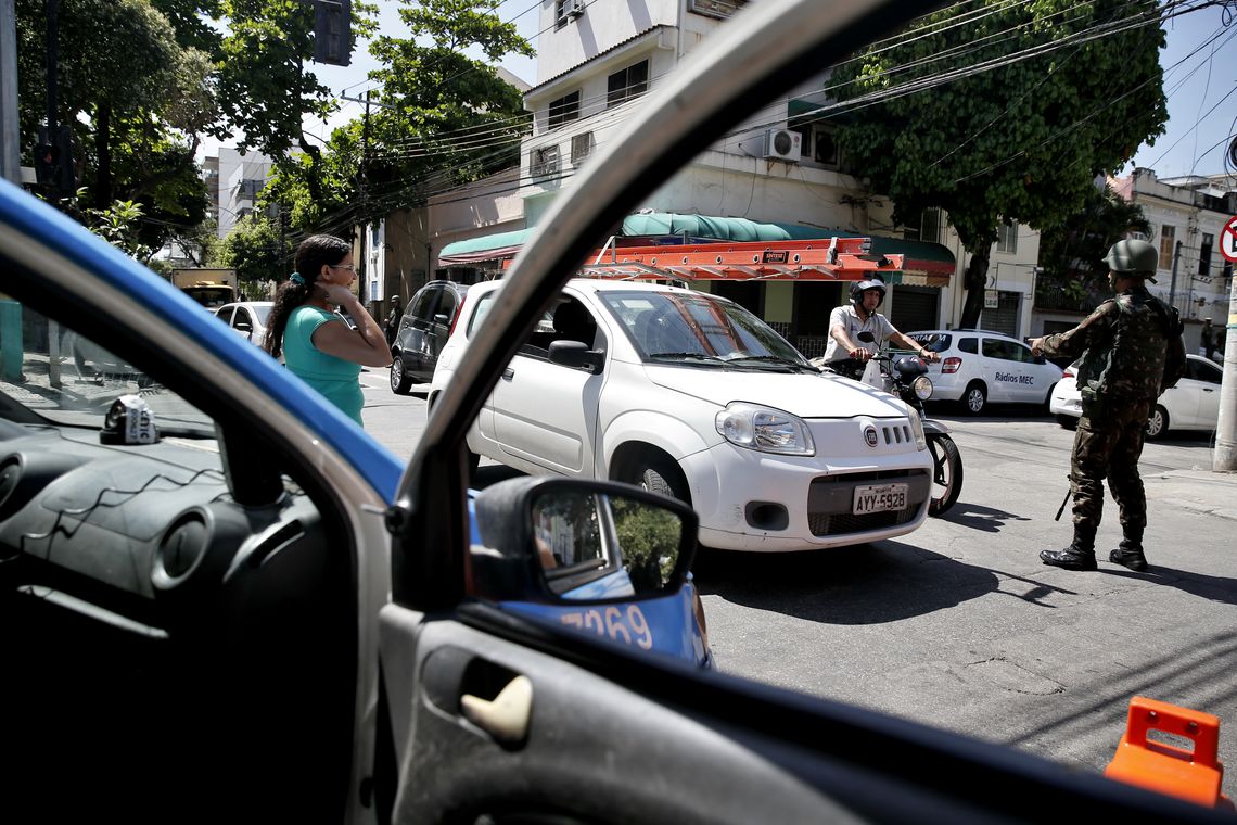 Tânia Rêgo Rio de Janeiro - Operação feita pelas polícias Civil e Militar, com o apoio das Forças Armadas, da Força Nacional de Segurança e da Polícia Federal, no Morro dos Macacos, em Vila Isabel, zona norte do Rio. (Foto: Tânia Rêgo/Agência Brasil)