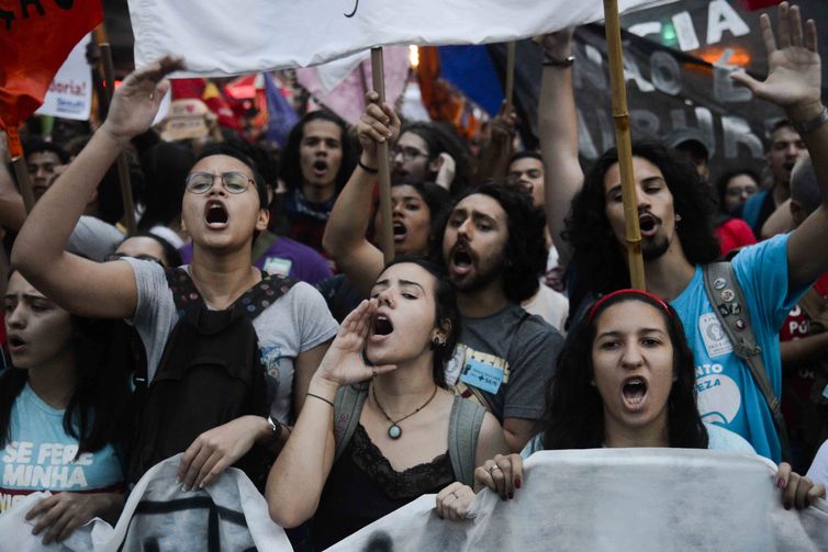 Rio de Janeiro - Estudantes e profissionais de educação pública fazem manifestação no centro da cidade em protesto contra a política educacional do governo federal. (Fernando Frazão/Agência Brasil)