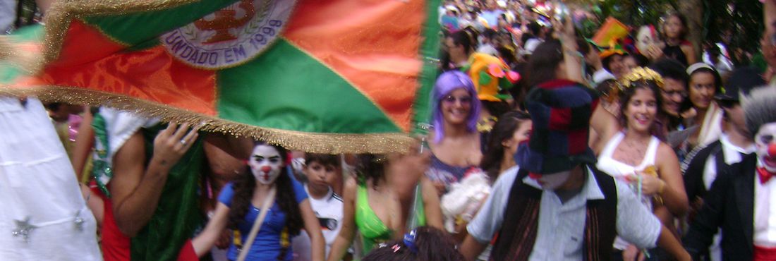 Carnaval Potencial econômico da festa, a questão do lixo nas ruas e o papel da mídia são alguns dos temas da pauta de discussão