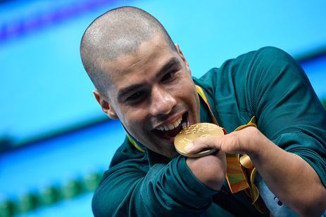 Rio de Janeiro - Brasileiro Daniel Dias leva medalha de ouro nos 200m nado livre S5 nos Jogos Paralímpicos Rio 2016, no Estádio Aquático (Fernando Frazão/Agência Brasil)