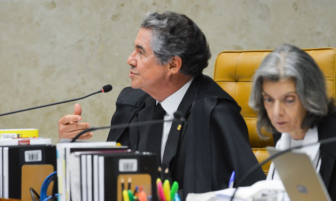 Brasília - Os ministros Marco Aurélio Mello e Carmem Lúcia participam de sessão plenária do Supremo Tribunal Federal, para julgar vários processos (Antonio Cruz/Agência Brasil)