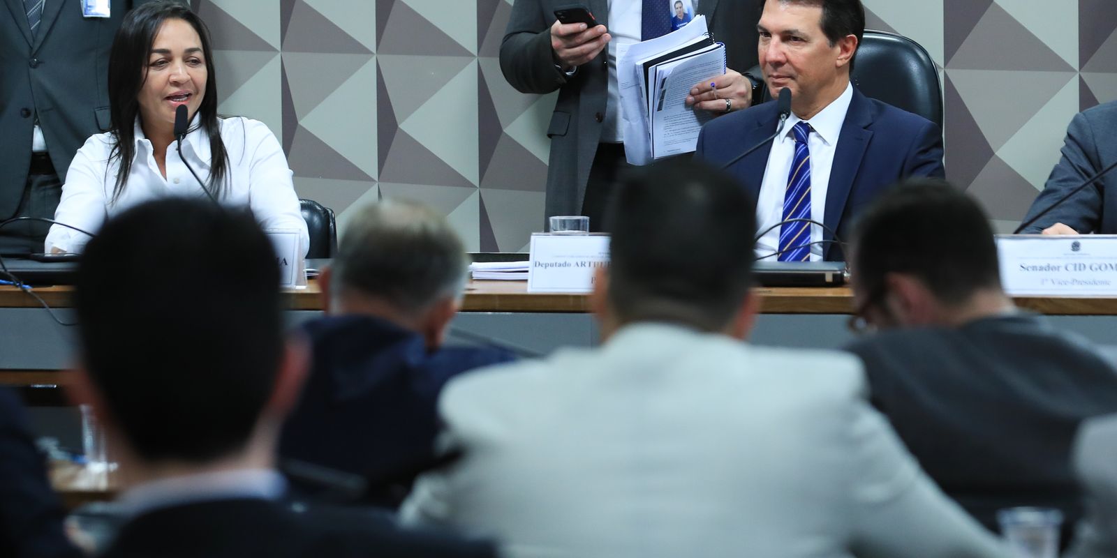 Deputados governistas querem depoimento de Bolsonaro na CPMI