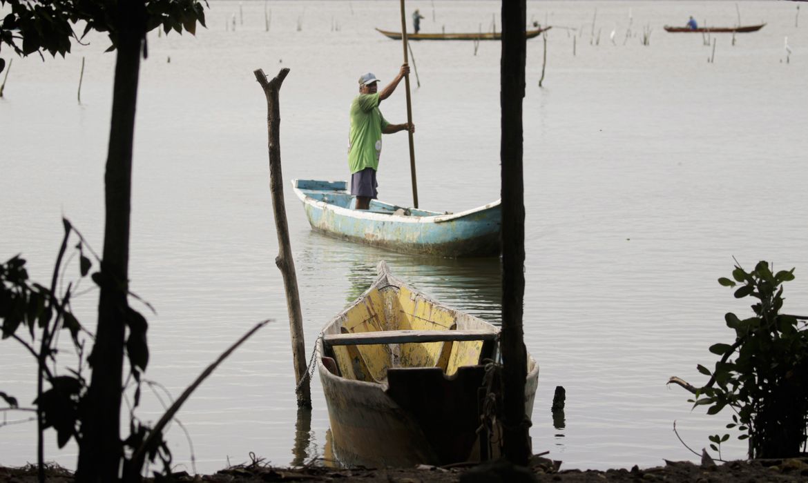 Maceió (AL) 18/12/2023 – Um pescador é visto pescando na lagoa. A pesca na região foi probida após rompimento da mina n°18 da mineradora Baskem na lagoa de Mundaú.
Foto: Joédson Alves/Agência Brasil