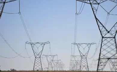 Linhas de transmissão de energia, energia elétrica.