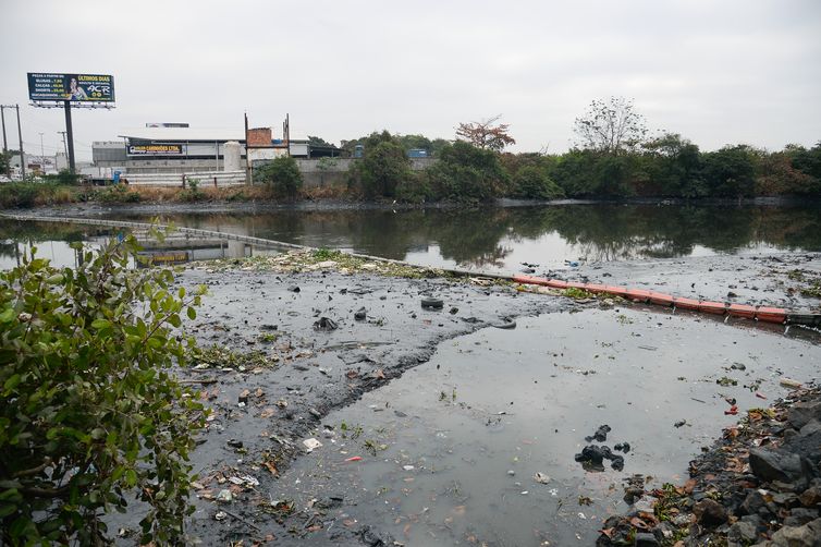 Ecobarreira instalada no Rio Meriti, em Duque de Caxias, para evitar que o lixo flutuante chegue à Baía de Guanabara -Tomaz Silva/Agência Brasil