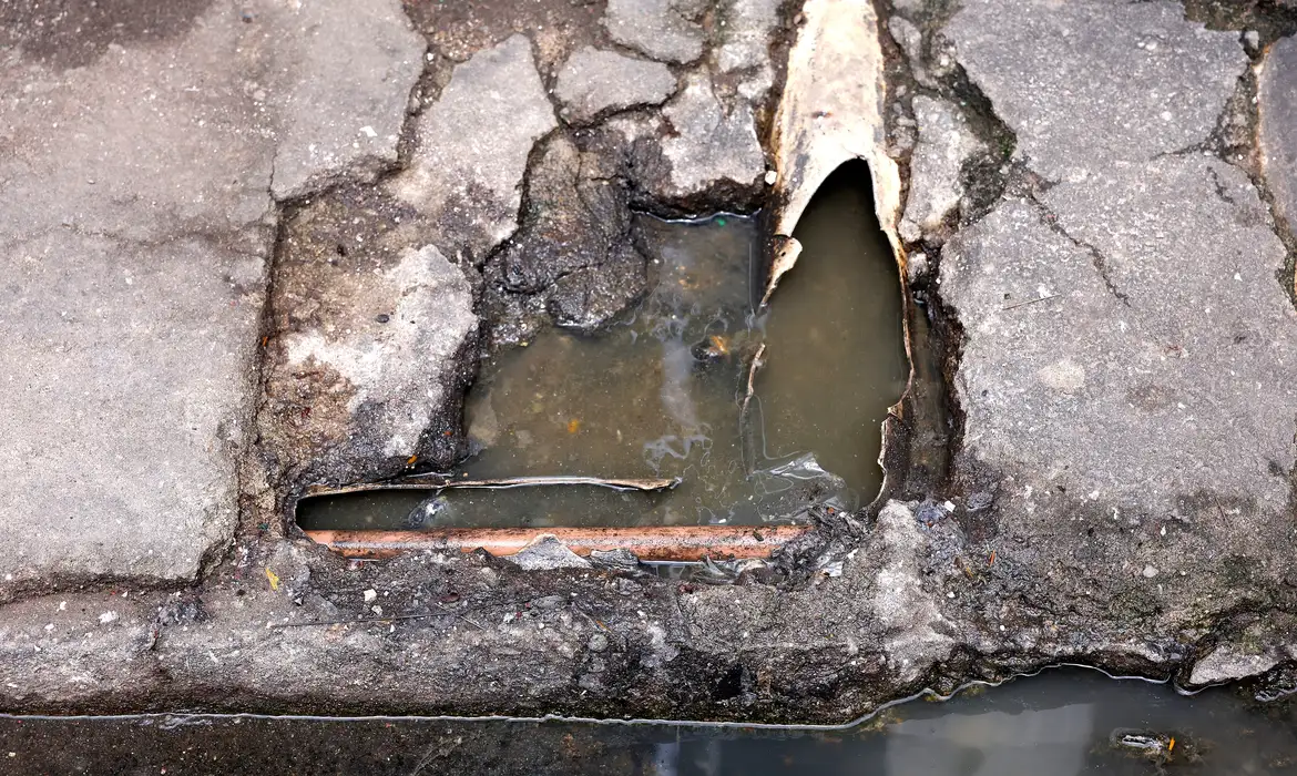 Rio de Janeiro (RJ), 01/04/2026 - Esgoto a céu aberto em beco na comunidade Nova Holanda. Saneamento básico em localidades do Complexo da Maré. Foto: Tânia Rêgo/Agência Brasil