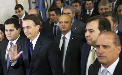 O presidente Jair Bolsonaro chega ao Congresso Nacional, acompanhado dos presidentes da Câmara, Rodrigo Maia, e Senado, Davi Alcolumbre, para levar o projeto do governo de reforma da Previdência
