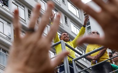 Former Brazilian President Jair Bolsonaro greets his supporters at a demonstration against his judicial process and to demand the amnesty of all accused of taking part in the allegedly conspiring to overthrow the government, in Sao Paulo, Brazil, April 6, 2025. Reuters/Amanda Perobelli/Proibida reprodução