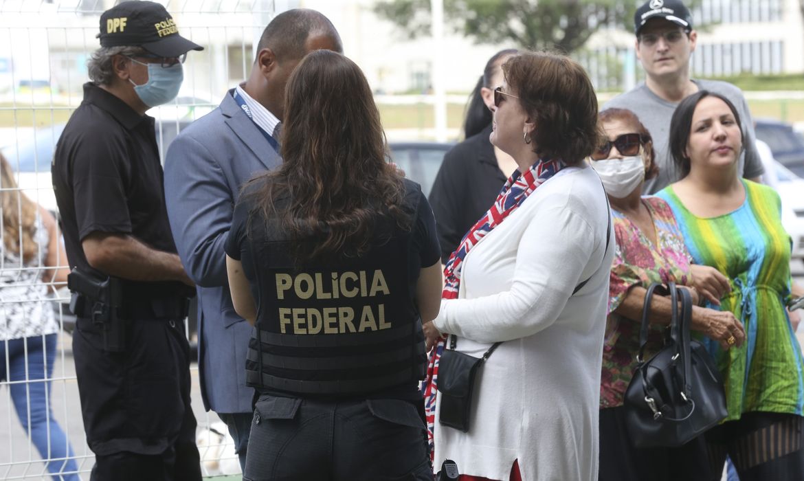 Mulher é presa por tumultuar votação no Distrito Federal