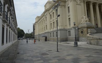 Ruas ficam vazias em horário de pico no centro do Rio de Janeiro
