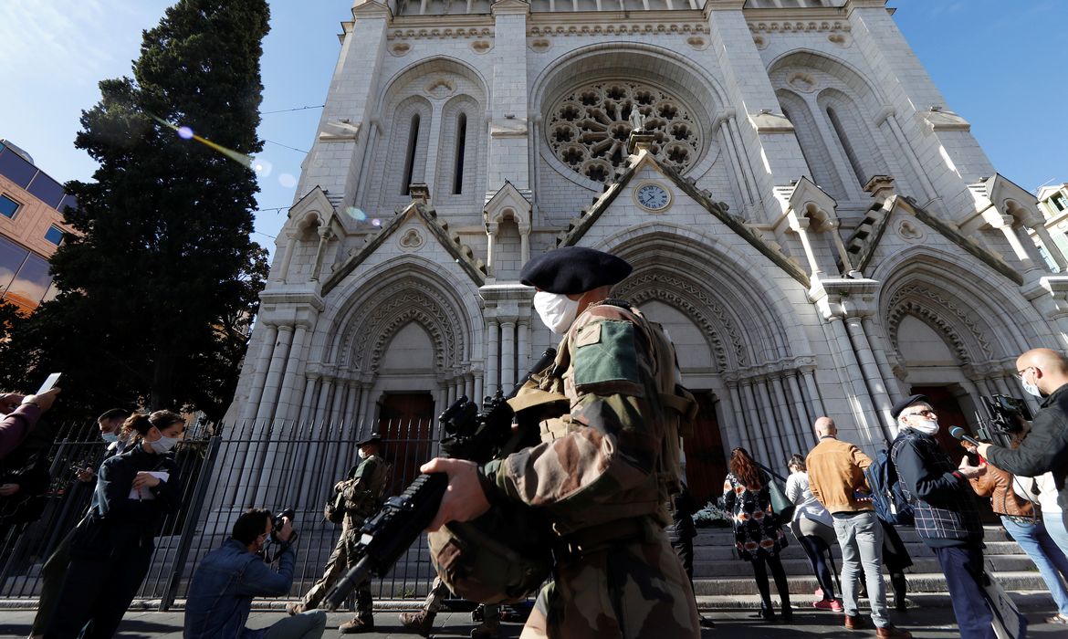 Homenagem em Nice, luto no dia seguinte ao ataque mortal de faca