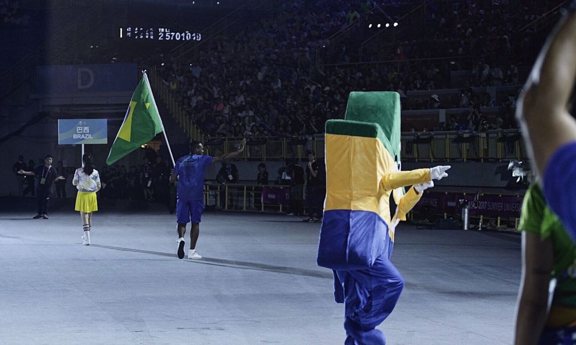 Maicon Andrade, medalha de ouro no taekwondo na Rio 2018, leva a bandeira brasileira na abertura da Universíade de Taipei. Foto: Divulgação/Felipe Hermann/CBDU 
