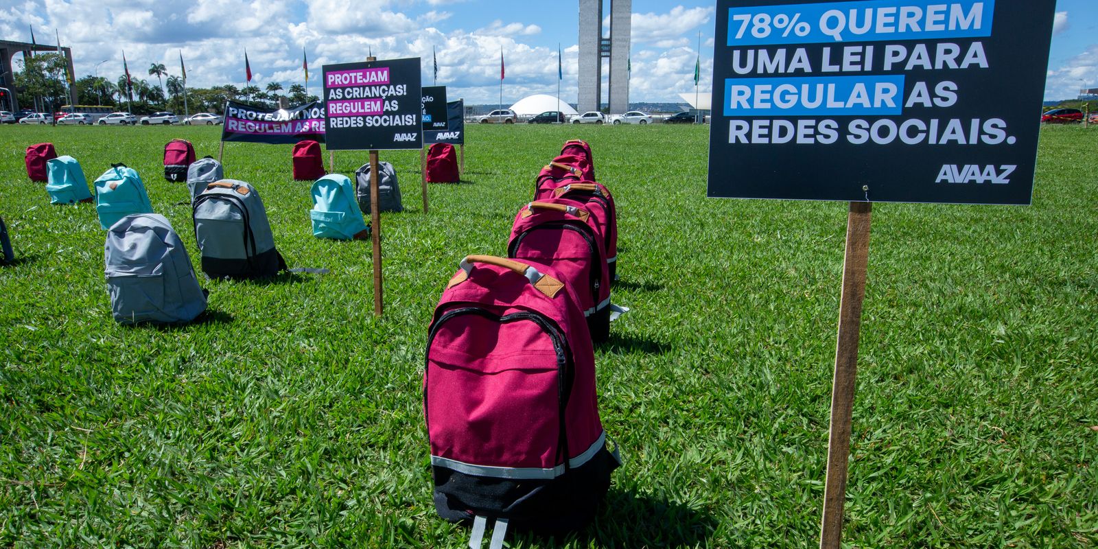 Ato no gramado do Congresso lembra vítimas de ataques em escolas