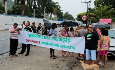  Grupo protesta em frente à Estação de Tratamento de Água Guandu, em Nova Iguaçu, na Baixada Fluminense. 