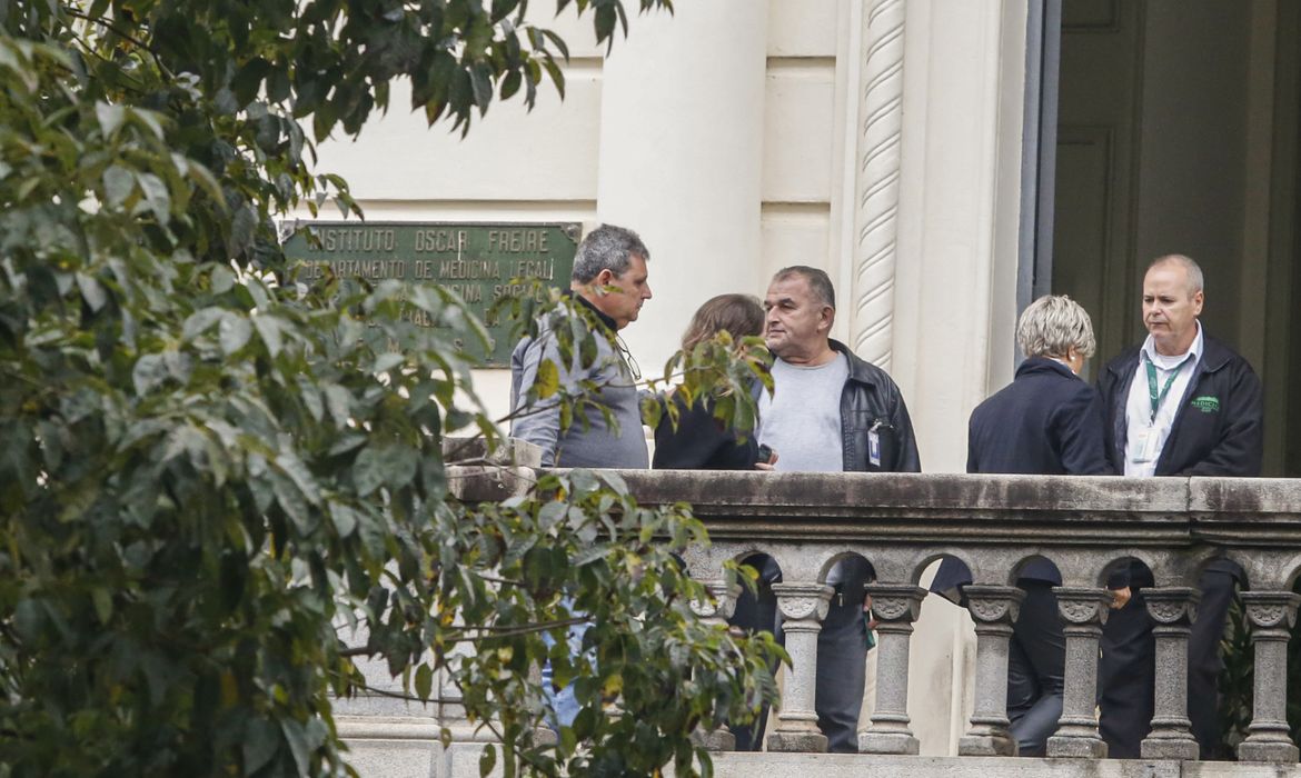 São Paulo (SP) 10/08/2024 – Familiares das vítimas do acidente aéreo que envolveu avião da Voepass que ocorreu em Vinhedo, chegando ao Instituto médico legal (IML).
Foto: Paulo Pinto/Agência Brasil