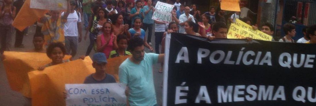 Moradores protestam contra ação policial no Complexo da Maré