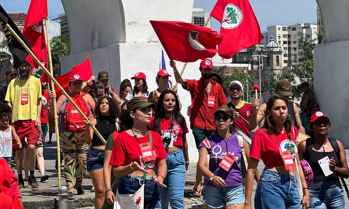 Rio de Janeiro (RJ) 23/11/2023 - Integrantes do Movimento dos Trabalhadores Rurais SemTerra (MST) durante marcha na região da Lapa, na cidade do Rio de Janeiro, em denúncia a aprovação na comissão especial do Senado do PL 1459/2022, conhecido como PL do Veneno ou Pacote do Veneno, que flexibiliza o uso e facilita a liberação de agrotóxicos no Brasil.
Foto: Carol Ferreira/MST