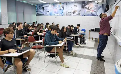 Brasília (DF), 24/10/2024 - Professor do colégio Galois, Samuel Rbeiro Costa, em sala de aula com alunos na preparação nos últimos dias antes da prova do Enem 2024.  Foto: José Cruz/Agência Brasil