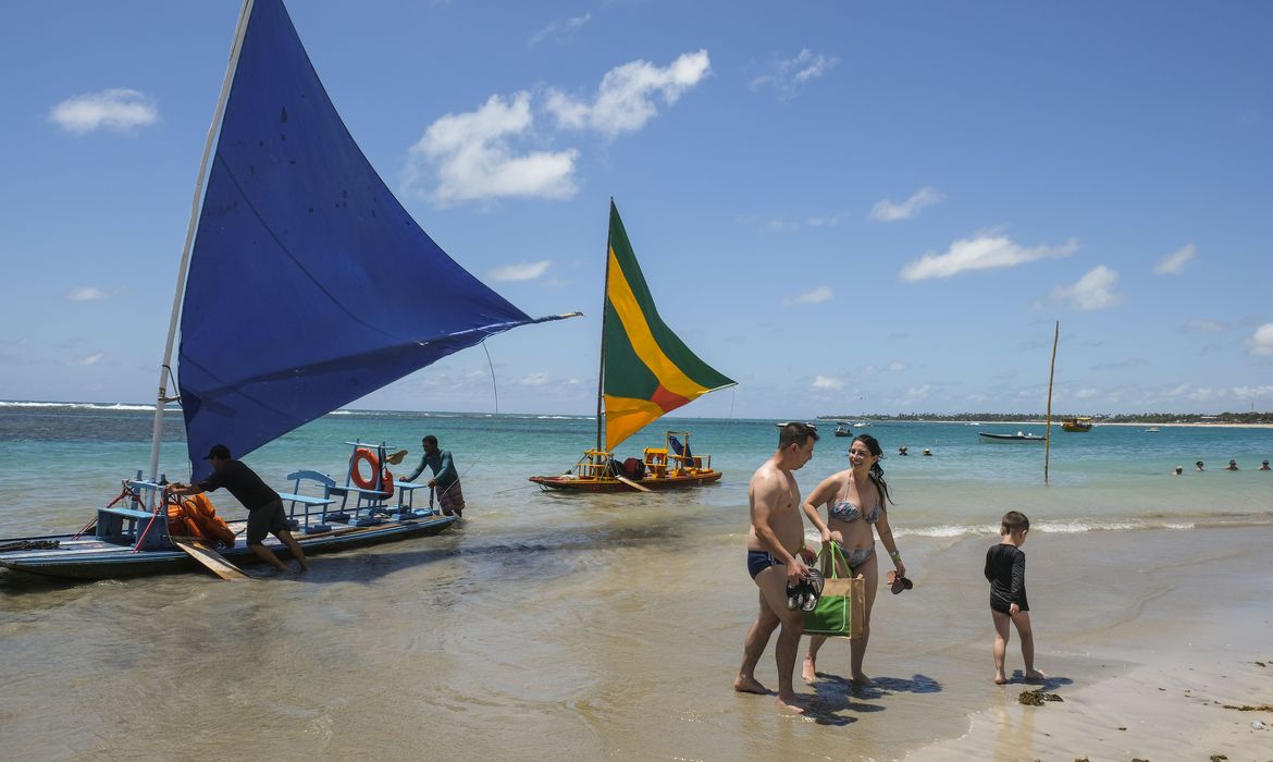 Ipojuca (PE), 26/10/2023 - Passeios de jangada para visitar recifes de corais na praia de Porto de Galinhas. Foto: Fernando Frazão/Agência Brasil