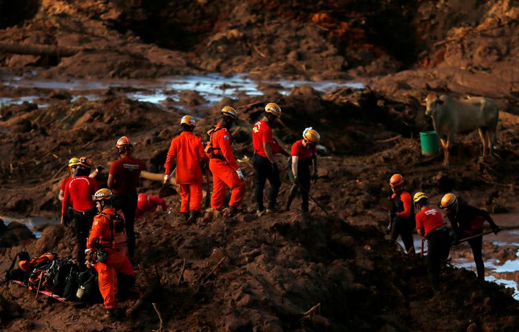 FILE PHOTO: Members of a rescue team search for victims after a tailings dam owned by Brazilian mining company Vale SA collapsed, in Brumadinho, Brazil January 28, 2019. REUTERS/Adriano Machado/File Photo
