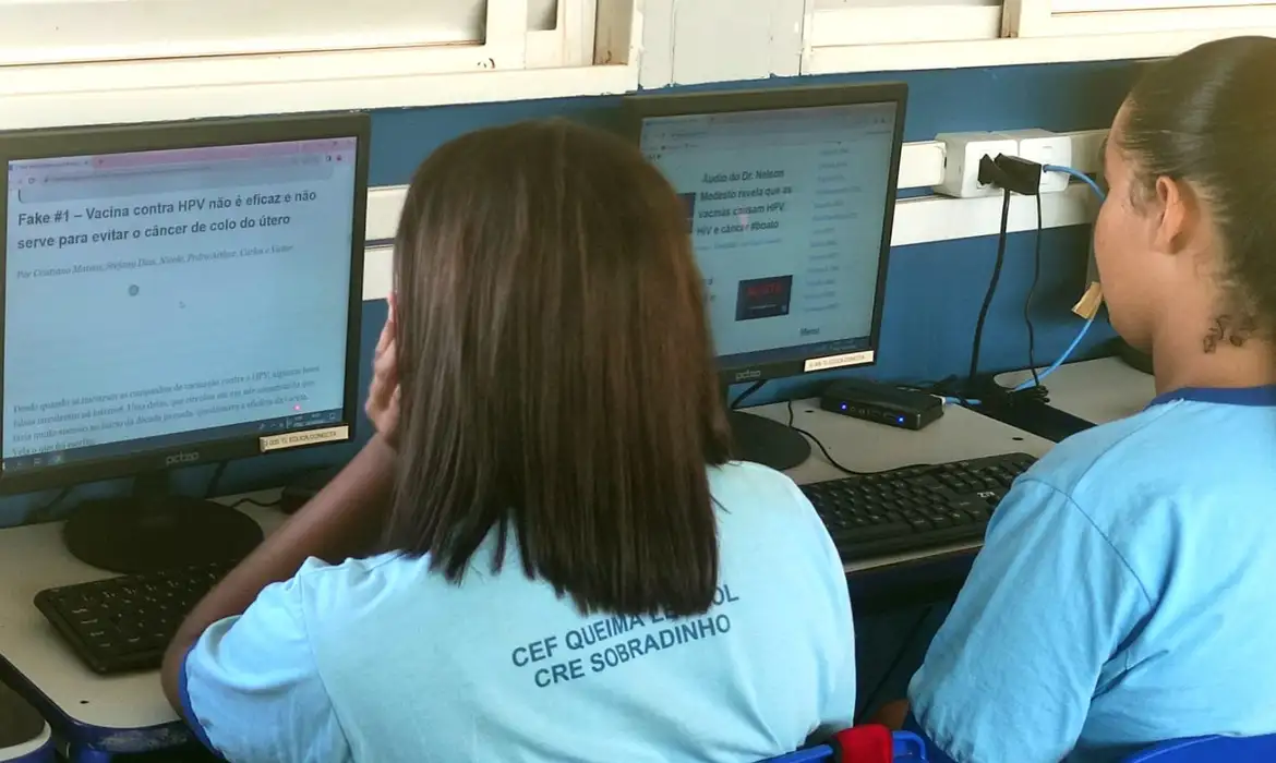 Projeto ensina estudantes a identificar informações falsas sobre vacina HPV. Jornalista Gracielly Bittencourt, idealizadora do projeto “Conhecimento é vacina para a desinformação”. Foto: Cleiton Freitas