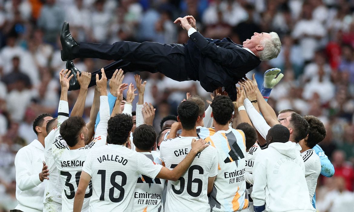 Soccer Football - LaLiga - Real Madrid v Real Sociedad - Santiago Bernabeu, Madrid, Spain - May 24, 2025 Real Madrid coach Carlo Ancelotti is thrown in the air in celebration by his players after his last match as Real Madrid coach REUTERS/Isabel Infantes     TPX IMAGES OF THE DAY