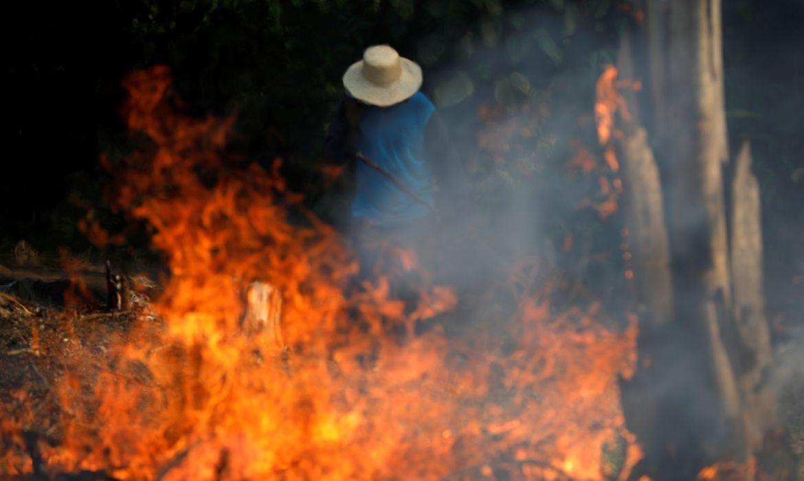 Um homem trabalha em um trecho de queimada da floresta amazônica, como está sendo desmatada por madeireiros e agricultores em Iranduba, Amazonas, Brasil, 20 de agosto de 2019. REUTERS / Bruno Kelly / 