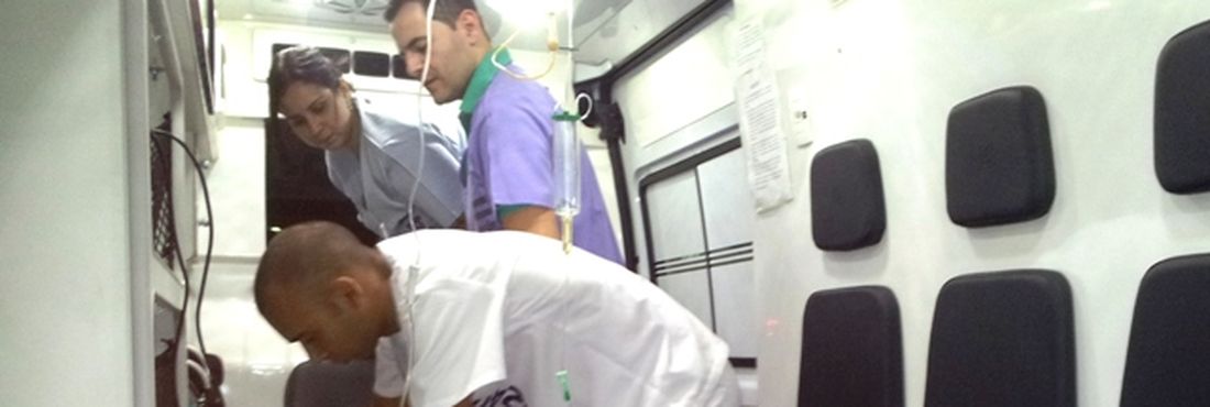 Profissionais de saúde acompanham a remoção de um dos pacientes internados no hospital central do Iaserj