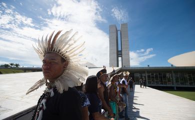 Representantes de tribos indígenas participam de Sessão Solene em Homenagem aos Povos Indígenas na Câmara dos Deputados ( Marcelo Camargo/Agência Brasil)