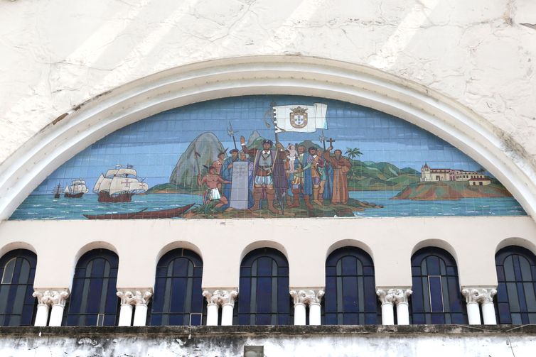 Rio de Janeiro (RJ), 28/02/2023 - Detalhe da fachada da igreja São Sebastião dos Capuchinhos, com mural homenageando a fundação da cidade, na Tijuca, zona norte. Foto:Tânia Rêgo/Agência Brasil