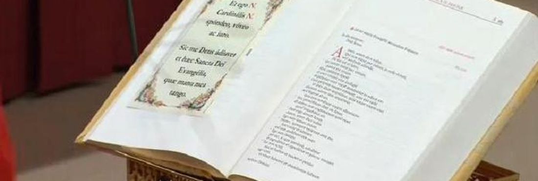 Bíblia sobre a qual cardeais fizeram juramento de silêncio antes da votação no conclave